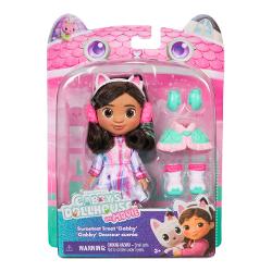 Intra in lumea magica a filmului Gabby&39s Dollhouse cu papusa cu accesorii Imbracata intr-o rochita roz stralucitoare si accesorizata cu o bentita adorabila cu urechi de pisicuta Gabby este gata pentru cele mai frumoase aventuri de gradina Papusa include si accesorii tematice precum o pereche de pantofi si un bol decorativ oferind copiilor ocazia sa creeze scenarii pline de farmec si distractie Perfecta pentru micii fani ai serialului si filmului Gabby&rsquos Dollhouse aceasta 