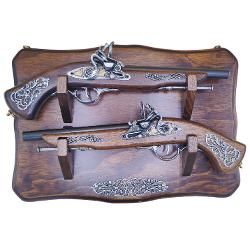 Display din lemn cu 2 pistoale decorativePanoplie decorativ&259; elegant&259; alc&259;tuit&259; dintr-un suport din lemn ornat cu un cap de cal sculptat &537;i dou&259; replici de pistoale istorice Pistoalele sunt realizate din lemn &537;i metal brunat având detalii ornamentale inspirate din epoc&259;p data-start474 