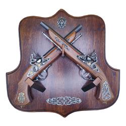 Display din lemn cu 2 pistoale decorativePanoplie decorativ&259; elegant&259; alc&259;tuit&259; dintr-un suport din lemn ornat cu un cap de cal sculptat &537;i dou&259; replici de pistoale istorice Pistoalele sunt realizate din lemn &537;i metal brunat având detalii ornamentale inspirate din epoc&259;p data-start474 