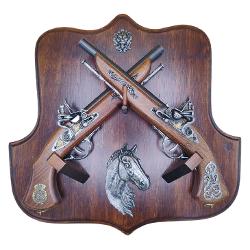 Display din lemn cu cap de cal &537;i 2 pistoale decorativePanoplie decorativ&259; elegant&259; alc&259;tuit&259; dintr-un suport din lemn ornat cu un cap de cal sculptat &537;i dou&259; replici de pistoale istorice Pistoalele sunt realizate din lemn &537;i metal brunat având detalii ornamentale inspirate din epoc&259;p data-start474 