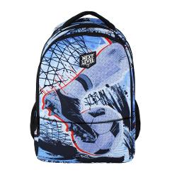 Ghiozdanul usor cu forma anatomica este confectionat din materiale impermeabile oferind protectie impotriva intemperiilor Spatele este captusit respirabil si proiectat ergonomic pentru a asigura confort maximBretelele sunt ajustabile si captusite avand posibilitatea de a fi inchise cu o catarama pe piept pentru o purtare confortabila Catarama include un fluier integrat pentru situatii de urgentaGhiozdanul dispune de doua compartimente principale cu fermoar inclusiv 