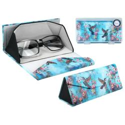 Îmbun&259;t&259;&539;e&537;te-&539;i stilul zilnic cu un accesoriu care îmbin&259; utilitatea cu arta Acest etui pliabil elegant decorat cu motive florale &537;i colibri protejeaz&259; lentilele tale într-un mod sofisticat &537;i estetic Compact u&537;or &537;i proiectat în Polonia este alegerea perfect&259; pentru cineva care apreciaz&259; detaliile rafinate &537;i designul expresivp data-start1664 
