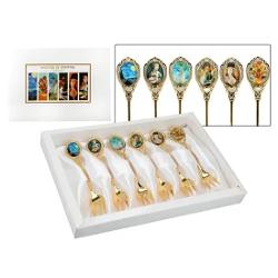 Ad&259;uga&539;i o not&259; de rafinament &537;i art&259; mesei dvs cu acest set de 6 furculi&539;e decorative aurii parte a colec&539;iei premium CARMANI Fiecare pies&259; cu o lungime de aprox 13 cm este realizat&259; cu aten&539;ie la detalii combinând elemente din diverse opere de art&259; celebre pentru un efect vizual sofisticatElegant ambalat într-o cutie alb&259; cu design 