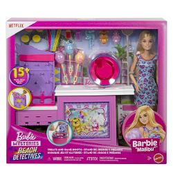 Papusa Barbie Malibu Detectivi pe plaja si setul de joaca cu 20 de accesorii Inspirat din serialul de succes acest set de joaca ii transporta pe fani intr-un spatiu de joaca cu o masina de vata de zahar Copiii pot introduce o moneda in joc si o pot ajuta pe papusa Malibu sa aleaga un premiu  exista un porc un tigru si o roata  si apoi sa se bucure de vata de zahar Papusa Barbie &bdquoMalibu&rdquo este imbracata intr-o rochie casual cu model inima si poarta pantofi sport albi Copiii 