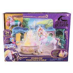 Paseste intr-o lume plina de magie alaturi de Wildstar unicornul exclusiv din seria Unicorn Academy Acest set spectaculos include o fantana iluminata cu sunete magice si un grajd elegant unde unicornii se pot relaxa si pregatiti pentru noi aventuri Cu peste 24 de accesorii tematice si un decor impresionant de aproape 1 metru lungime setul ofera o experienta de joaca fascinanta si interactiva Copiii pot activa efecte de lumina si sunet pentru a recrea atmosfera fermecata din serialul 