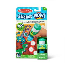 Acest set este o modalitate complet noua de a te juca cu autocolante Lasa-l pe adorabilul dinozaur sa se descurce cu pasii tai prin 24 de pagini de activitati distractive cu tematica fantastica de numarat potrivire si cautare Stampila reincarcabila pentru autocolante vine preincarcata cu un teanc de 300 de autocolante asortate - cu 100 de modele unice in fiecare teanc fiecare autocolant este o surpriza Varste 3 ani