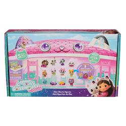 Porneste intr-o aventura adorabila cu personajele tale preferate din Gabbys Dollhouse Filmul Acest set special contine 15 piese inclusiv figurine in miniatura si suporturi pentru expunere inspirate direct din film Cutia se transforma intr-un decor de film oferind copiilor ocazia sa recreeze scene emblematice sau sa inventeze propriile povesti Figurinele sunt viu colorate