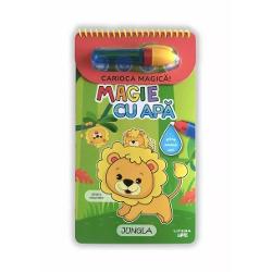Pune ap&259; în carioca special&259; coloreaz&259; pagina &537;i ca prin magie vei vedea cum apar &537;i alte imagini Las&259; pagina s&259; se usuce &537;i tot ca prin magie imaginile vor disp&259;rea iar tu po&539;i colora din nou iar &537;i iar 