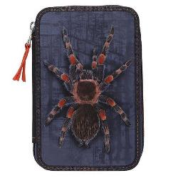 Wow paianjen Penarul albastru Inchis de la Adventure World are un motiv mare usor Inaltat cu efect 3D In fata Cele doua compartimente separate cu fermoar sunt complet echipate cu 12 creioane de colorat 1 creion ascutitoare dubla radiera rigla foarfece si lipici Material 100 poliester