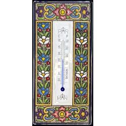 Termometru din ceramic&259; pictat manual – 10x20 cmM&259;soar&259; temperatura cu stil Acest termometru decorativ este realizat din ceramic&259; de calitate &537;i pictat manual folosind tradi&539;ionala tehnic&259; cuerda seca pentru culori vibrante &537;i detalii precise Marcajele sunt afi&537;ate 