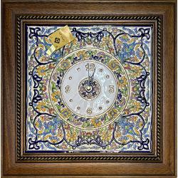Ceas din ceramic&259; spaniol&259; cu ram&259; de lemn pictat &537;i aurit manual – 42x42 cmAdaug&259; un strop de rafinament în casa ta cu acest ceas unic realizat din ceramic&259; spaniol&259; de calitate Decorat manual &537;i aurit cu aten&539;ie este creat prin metoda tradi&539;ional&259; cuerda 