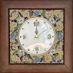 Ceas din ceramic&259; spaniol&259; cu ram&259; de lemn pictat &537;i aurit manual – 19x19 cmAdaug&259; un strop de rafinament în casa ta cu acest ceas unic realizat din ceramic&259; spaniol&259; de calitate Decorat manual &537;i aurit cu aten&539;ie este creat prin metoda tradi&539;ional&259; cuerda 