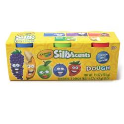 Crayola Silly Scents Dough iti aduce in dar o joaca parfumata si plina de culoare cu acest set de 3 borcanase mari de plastilina fiecare avand 142g Fiecare recipient este inspirat de un fruct amuzant – afina capsuna strugure banana mar sau zmeura – si ofera o aroma distractiva care stimuleaza simtul olfactiv Destinat copiilor de peste 2 ani acest set incurajeaza creativitatea joaca senzoriala si dezvoltarea abilitatilor motorii fine O combinatie perfecta intre joaca 