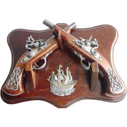 Aceast&259; panoplie elegant&259; este realizat&259; pe suport din lemn masiv 385 x 29 cm &537;i este ideal&259; pentru pasiona&539;ii de obiecte istorice &537;i maritime&128313; Design unic – aplica central&259; în form&259; de corabie cu pânze metalice ce confer&259; un aer autentic &537;i vintagebr data-start414 