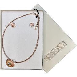 Redefine&537;te-&539;i stilul cu acest set modern &537;i feminin marca KLK compus din colier statement &537;i cercei elegan&539;i&128313; Colier elegant – lungime 42 cm realizat dintr-un colier fin &537;i un pandantiv cu motive abstracte din cercuri aurii pe fundal texturat in nuante de 