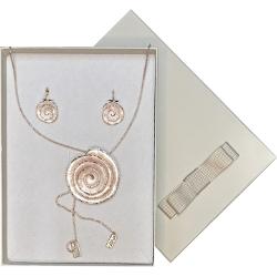 Completeaz&259;-&539;i &539;inutele cu un set de bijuterii modern &537;i elegant perfect pentru a ad&259;uga o not&259; de rafinament&128313; Colier statement – lan&539; fin cu pandantiv format din o spirala aurie pe un fundal roz pastel texturat ce atrag aten&539;ia prin designul lor stilizatbr data-start648 data-end651 