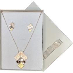 Un set de bijuterii modern &537;i feminin semnat KLK perfect pentru a ad&259;uga un plus de stil oric&259;rei &539;inute&128313; Colier statement – realizat din mai multe elemente geometrice în nuan&539;e de auriu argintiu &537;i rose gold combinate cu texturi lucioase &537;i mate 