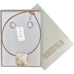 Redefine&537;te-&539;i stilul cu acest set modern &537;i feminin marca KLK compus din colier statement &537;i cercei elegan&539;i&128313; Colier elegant – lungime 42 cm realizat dintr-un lan&539; fin &537;i un pandantiv cu motive abstracte în nuan&539;e de auriu &537;i argintiu 