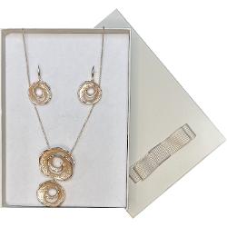 Completeaz&259;-&539;i &539;inutele cu un set de bijuterii modern &537;i elegant perfect pentru a ad&259;uga o not&259; de rafinament&128313; Colier statement – lan&539; fin cu pandantiv format din dou&259; cercuri texturate ce atrag aten&539;ia prin designul lor stilizat&128313; strong 