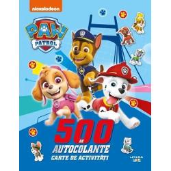 Al&259;tur&259;-te c&259;&539;elu&537;ilor pentru activit&259;&539;i &537;i jocuri HAM-tastice cu autocolante care te vor purta peste tot în Golful Aventurii G&259;se&537;te diferen&539;ele cu Chase condu-l pe Marshall prin labirint pân&259; la ma&537;ina de pompieri ajut&259;-i pe micii eroi în misiunile de salvare &537;i multe altele 