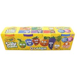 Bucura-te de joaca parfumata cu setul Crayola Silly Scents Dough – varianta cu 4 borcanase mari Fiecare recipient contine 113g de plastilina colorata si parfumata inspirata de arome fructate distractive precum portocala strugurele ananasul si afina Recomandat pentru copiii de peste 2 ani acest set stimuleaza imaginatia si simtul olfactiv in timp ce dezvolta indemanarea Ambalajul vesel si personajele haioase transforma fiecare sesiune de modelaj intr-o experienta plina de culoare 
