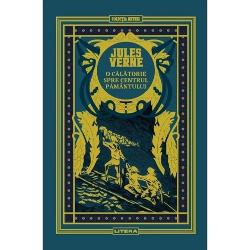 Profesorul Lidenbrock intra in posesia unui manuscris medieval din care afla ca intr-un vulcan islandez exista un pasaj care duce spre centrul Pamantului Astfel savantul insotit de nepotul lui Axel si de ghidul lor pornesc intr-o calatorie plina de aventuri spre centrul planetei noastre 