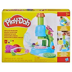 Curiozitatea si imaginatia stralucesc cu setul cu microscop electronic Play-Doh Microscopul electronic de jucarie adauga un efect luminos interesant creatiilor Play-Doh pe care copiii le pot realiza pe cele 4 lamele transparente Doar alege o lamela umple-o cu pasta si apasa lentila pentru a stampila creatia si a ramane uimit Modeleaza plante colorate insecte si microbi Play-Doh apoi analizeaza-ti creatiile in vasul Petri Suportul de joc inspirat de natura 2 cartonase cu instructiuni si 5 