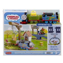 Copiii de varsta prescolara isi pot trimite bunul prieten Thomas in cursa prin statia Wayland pentru a ridica si livra vopsea cu acest set de tren si sina motorizat Thomas &amp Friends de la Fisher-Price Apasati comutatorul de deasupra motorului pentru a-l trimite pe Thomas sa alerge de-a lungul pistei Dar ai grija Pe masura ce Thomas trage camionul cu probleme peste pod cutiile de vopsea se vor clatina si se vor arunca din patul camionului Necesita 2 baterii AAA neincluse