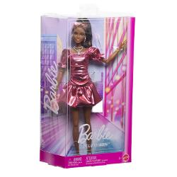 Aceste papusi Barbie Deluxe Style duc &bdquoglamourul&rdquo intr-o stratosfera complet noua cu tinute orbitoare si accesorii de nivel superior inspirate de o estetica metalica Aceasta papusa Barbie straluceste in roz din cap pana in picioare Rochia ei de un metalic stralucitor este echilibrat de maneci usoare din organza care par sa &bdquopluteasca&rdquo de pe umerii ei Coafura pe jumatate ridicata ii pune in valoare cerceii rotunzi grosi si colierul cu stea Papusa Barbie se 