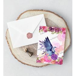 ”Felicit&259;rile cu Poezie s-au n&259;scut din dorin&539;a de a transmite emo&539;ii într-un mod personal &537;i tangibil Nu oferim doar o felicitare ci o mic&259; amintire ce p&259;streaz&259; frumuse&539;ea unui moment specialFiecare detaliu este ales cu grij&259; grafica rafinat&259; hârtia texturat&259; cu reflexii perlate plicul embosat cu modele elegante in relief &537;i sigiliul de cear&259; turnat &537;i pictat manual 