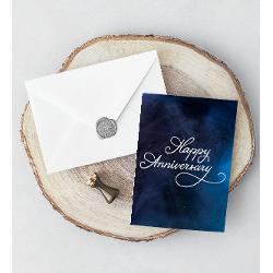 ”Felicit&259;rile cu Poezie s-au n&259;scut din dorin&539;a de a transmite emo&539;ii într-un mod personal &537;i tangibil Nu oferim doar o felicitare ci o mic&259; amintire ce p&259;streaz&259; frumuse&539;ea unui moment specialFiecare detaliu este ales cu grij&259; grafica rafinat&259; hârtia texturat&259; cu reflexii perlate plicul embosat cu modele elegante in relief &537;i sigiliul de cear&259; turnat &537;i pictat manual 