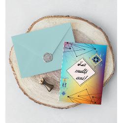 ”Felicit&259;rile cu Poezie s-au n&259;scut din dorin&539;a de a transmite emo&539;ii într-un mod personal &537;i tangibil Nu oferim doar o felicitare ci o mic&259; amintire ce p&259;streaz&259; frumuse&539;ea unui moment specialFiecare detaliu este ales cu grij&259; grafica rafinat&259; hârtia texturat&259; cu reflexii perlate plicul embosat cu modele elegante in relief &537;i sigiliul de cear&259; turnat &537;i pictat manual 