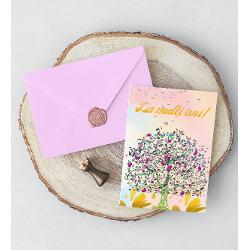 ”Felicit&259;rile cu Poezie s-au n&259;scut din dorin&539;a de a transmite emo&539;ii într-un mod personal &537;i tangibil Nu oferim doar o felicitare ci o mic&259; amintire ce p&259;streaz&259; frumuse&539;ea unui moment specialFiecare detaliu este ales cu grij&259; grafica rafinat&259; hârtia texturat&259; cu reflexii perlate plicul embosat cu modele elegante in relief &537;i sigiliul de cear&259; turnat &537;i pictat manual 