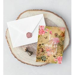 ”Felicit&259;rile cu Poezie s-au n&259;scut din dorin&539;a de a transmite emo&539;ii într-un mod personal &537;i tangibil Nu oferim doar o felicitare ci o mic&259; amintire ce p&259;streaz&259; frumuse&539;ea unui moment specialFiecare detaliu este ales cu grij&259; grafica rafinat&259; hârtia texturat&259; cu reflexii perlate plicul embosat cu modele elegante in relief &537;i sigiliul de cear&259; turnat &537;i pictat manual 