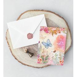 ”Felicit&259;rile cu Poezie s-au n&259;scut din dorin&539;a de a transmite emo&539;ii într-un mod personal &537;i tangibil Nu oferim doar o felicitare ci o mic&259; amintire ce p&259;streaz&259; frumuse&539;ea unui moment specialFiecare detaliu este ales cu grij&259; grafica rafinat&259; hârtia texturat&259; cu reflexii perlate plicul embosat cu modele elegante in relief &537;i sigiliul de cear&259; turnat &537;i pictat manual 