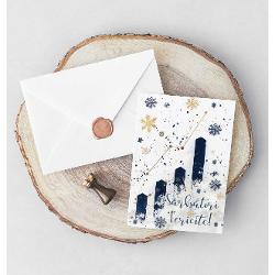 ”Felicit&259;rile cu Poezie s-au n&259;scut din dorin&539;a de a transmite emo&539;ii într-un mod personal &537;i tangibil Nu oferim doar o felicitare ci o mic&259; amintire ce p&259;streaz&259; frumuse&539;ea unui moment specialFiecare detaliu este ales cu grij&259; grafica rafinat&259; hârtia texturat&259; cu reflexii perlate plicul embosat cu modele elegante in relief &537;i sigiliul de cear&259; turnat &537;i pictat manual 