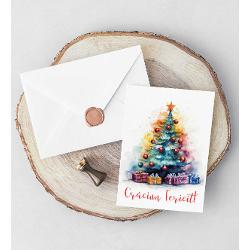 ”Felicit&259;rile cu Poezie s-au n&259;scut din dorin&539;a de a transmite emo&539;ii într-un mod personal &537;i tangibil Nu oferim doar o felicitare ci o mic&259; amintire ce p&259;streaz&259; frumuse&539;ea unui moment specialFiecare detaliu este ales cu grij&259; grafica rafinat&259; hârtia texturat&259; cu reflexii perlate plicul embosat cu modele elegante in relief &537;i sigiliul de cear&259; turnat &537;i pictat manual 