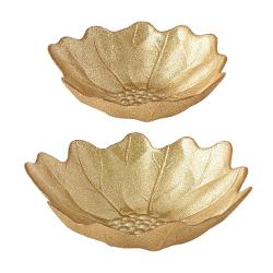 Completeaz&259; mesele festive cu acest set de 2 boluri elegante din sticl&259; aurie parte din colec&539;ia White Elegance de la Easy Life Bolurile au forme delicate de floare de Cr&259;ciuni&539;&259; cu un finisaj sofisticat aducând 