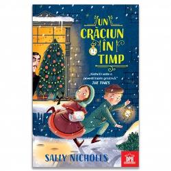 Alex &537;i Ruby cad printr-o oglind&259; magic&259; &537;i ajung direct în mijlocul unui Cr&259;ciun victorian plin de colinde lumân&259;ri &537;i surprize Dar în ciuda atmosferei magice micu&539;a Edith este trist&259; în Ziua Cadourilor trebuie s&259; plece la o &537;coal&259; sever&259; cu internat Cei doi prieteni porni&539;i într-o aventur&259; prin timp î&537;i propun s&259;-i schimbe destinul &537;i s&259; aduc&259; lumina 