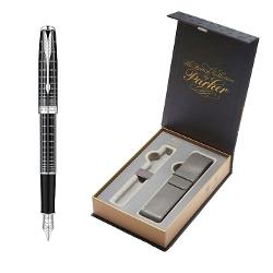 Gama Sonnet este lansata in anul 1994 si este un remake in varianta moderna a legendarului Vacumatic din 1933 care inglobeaza pentru prima data clipul in forma de sageata o emblema incontestabila a marcii de peste ocean Aceasta colectie face legatura dintre trecut si prezent fiind considerata o veritabila punte peste timp ce reuseste sa aduca in zilele noastre o farama din faima si stralucirea casei producatoare de instrumente de scris ParkerContinut- Instrument de 