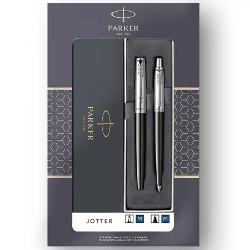 Caracteristici set cadou stilou si pix PARKER Jotter Original RoyalCaracteristici pix Parker JotterPix cu mecanism de tip clickFunctioneaza cu mina pix Parker mina montata are scriere neagraMaterial corp pix otel inoxidabil sablat in partea superioara si plastic ABS acrylonitrile butadiene styrene color in partea inferioaraAccesorii otel inoxidabil cromatClip otel inoxidabil cromatMecanism de tip click prin apasareForma 