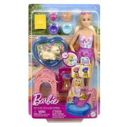 Intra in distractie la piscina cu setul de joaca Barbie Color Change Petrecerea catelusului la piscina Pune catelusii sa alunece pe toboganul special pentru ei direct in piscina in forma de inima Apasa catelusul ud ca sa stropeasca cu apa Schimbare de culoare si surprize acvatice Pentru o surpriza cu schimbare de culoare foloseste apa rece sau calda pe catelusul cu ochelari si urmareste cum isi schimba infatisarea Activitatea ideala pentru ore intregi de joaca creativa in aer liber sau in 
