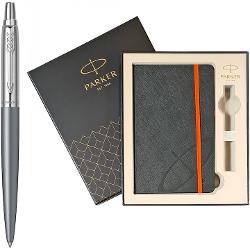 Detalii PixAccesorii din otel inoxidabil placate cu crom Clip din otel inoxidabil placat cu crom;Mecanism click prin apasare;Corp superior din otel inoxidabil sablat cizelat cu model brushed placat cu crom;Corp inferior din otel inoxidabil polisat lacuit cu multiple straturi de lac gri mat;Mina pix Parker Cutie de carton cu agenda coperta din piele ecologica embosat cu sigla 