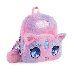 Rucsacul pufos Nebulous Stars – personaj Stella cucereste orice fetita prin aspectul sau adorabil si culorile pastelate in nuante de roz si mov lila Forma simpatica de pisicuta-unicorn cu urechiuse moi corn stralucitor si ochi mari sclipitori il transforma intr-un accesoriu unic plin de magie si personalitateDimensiuni practice pentru copiiCu o marime de 22 x 26 x 13 cm ghiozdanul este compact si usor dar suficient de incapator pentru a pastrajucarii de 