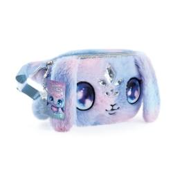 &127800; Design adorabil &537;i plin de magieBorseta pufoas&259; Nebulous Stars – personaj Agatha aduce un strop de magie cosmic&259; în &539;inutele celor mici Realizat&259; dintr-un material moale plu&537;at în nuan&539;e pastelate de roz &537;i albastru geanta este decorat&259; cu fa&539;a simpatic&259; a personajului Agatha având ochi mari sclipitori &537;i detalii str&259;lucitoare în form&259; de cristale Urechiu&537;ele pufoase 