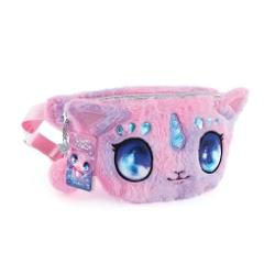 Borseta pufoas&259; Nebulous Stars – personaj Stella transform&259; fiecare ie&537;ire într-o aventur&259; plin&259; de culoare Realizat&259; din material plu&537;at roz &537;i mov lila geanta surprinde prin designul unic de pisicu&539;&259;-unicorn cu urechiu&537;e dr&259;g&259;la&537;e ochi mari str&259;lucitori &537;i detalii cu pietricele decorative&127890; Dimensiuni practice pentru copiiAvând 30 x 16 x 2 cm borseta este 