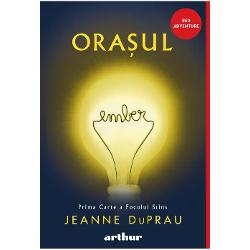 Carte distins&259; cu Premiul Mark TwainCerul este întotdeauna negru în ora&537;ul Ember L&259;mpile cu halogen abia mai pâlpâie Proviziile sunt pe sfâr&537;ite Creioanele colorate sunt o raritate nimeni nu &537;tie ce e ploaia &537;i Regiunile Necunoscute sunt imposibil de explorat f&259;r&259; o lumin&259; portabil&259; Penele de curent paralizeaz&259; activit&259;&539;ile tot mai des Când sun&259; ceasul din turn 