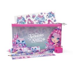 &127800; Tot ce ai nevoie pentru &537;coal&259; &537;i joac&259;Setul de papet&259;rie Nebulous Stars Cristalia & Agatha este alegerea ideal&259; pentru feti&539;ele care ador&259; accesoriile colorate &537;i pline de magie P&259;strat într-un penar transparent cu fermoar rezistent 