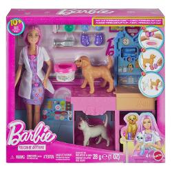 Barbie este gata sa aiba grija de prietenii sai necuvantatori in Clinica Veterinara Fast Cast Acest set complet include o papusa Barbie veterinar un catel o pisica si peste 10 accesorii care transforma joaca intr-o experienta educativa si distractiva Copiii pot folosi plastilina Barbie Dough pentru a crea bandaje ghipsuri si tratament pentru animalele ranite Cu halatul alb stetoscopul si toate instrumentele necesare Barbie este pregatita sa ofere ingrijire si afectiune pacientilor sai 