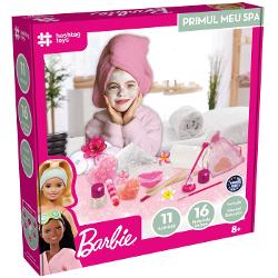 Set Barbie primul meu spa Pregateste-te pentru o aventura captivanta in care creativitatea se intalneste cu ingrijirea personala Experimenteaza o calatorie completa la spa cu acest set de activitati Barbie pentru fete descoperind in acelasi timp secretele stiintifice care fac spa-urile atat de relaxante si benefice Continutul kitului abtibilduri Barbie sare de mare baza de parfum tropical baza de sapun spatula de lemn pipete Pasteur colorant cosmetic roz eprubete cu capac manusi 